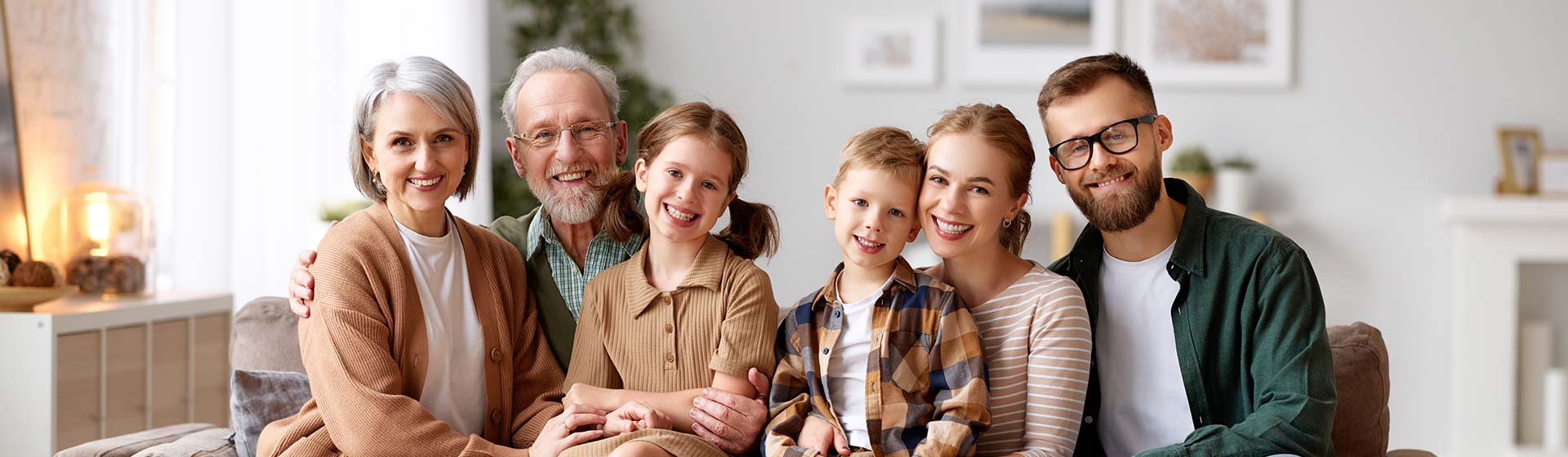 3 Generationen glücklich mit gesunden und schönen Zähnen