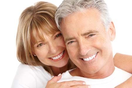 Ehepaar hat schöne Zähne mit Zahnersatz